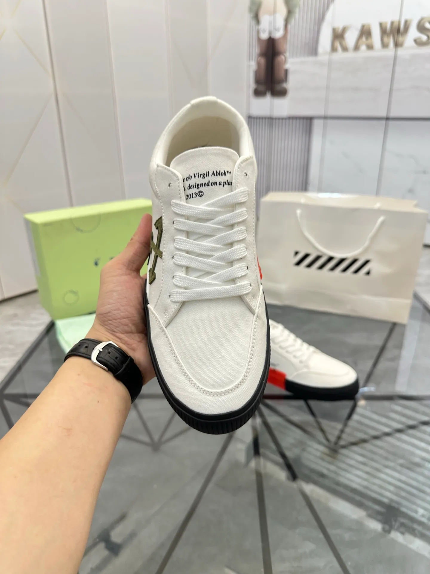 Selling men's shoes 💰: 💰P440¥ Product trademark: OFF WHITE *"OFF WHITE*" low-top casual shoes Regular size: 35-45 (can be customized to 46) Couple style Product materials: Original fabric from the upper counter, breathable lining, original outsole. No.: H203